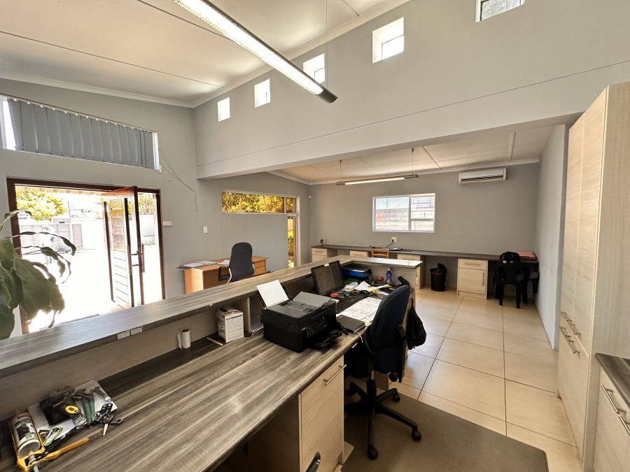 To Let Commercial Property for Rent in Beacon Bay Eastern Cape